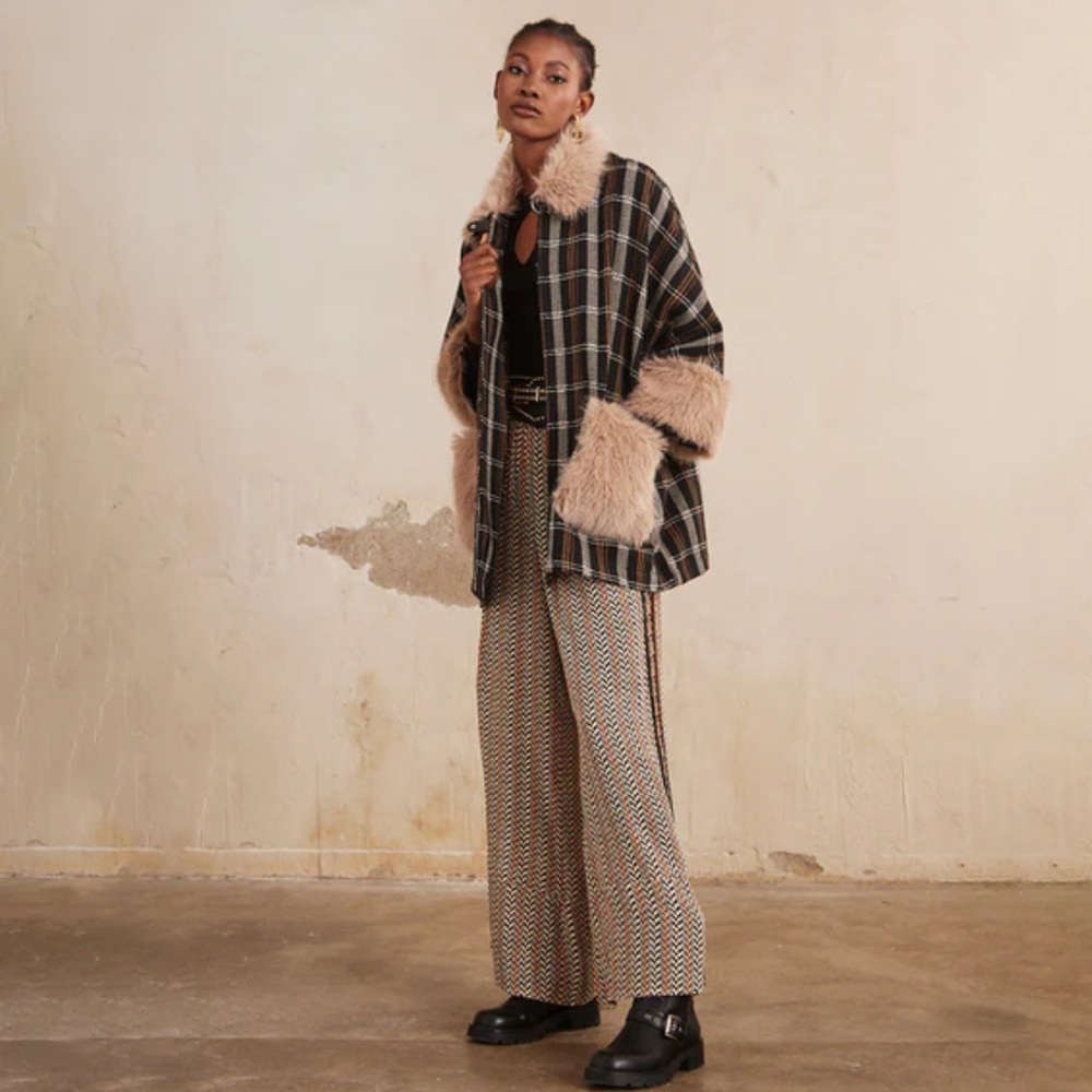 New NKN Nekane Lea M/L Black Plaid Poncho Cape Jacket Faux Fur Trim Retail $210